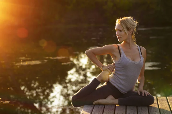 Joven Mujer Feliz Practicando Yoga Naturaleza — Foto de Stock