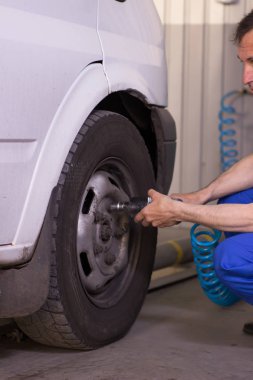 Makinist kadar tekerlekli bir araba servisi istasyonunda pompa
