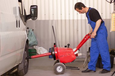 Mekanik Oto servisi arabada tekerlek değiştirir