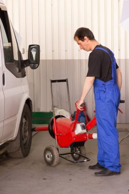 Mekanik Oto servisi arabada tekerlek değiştirir