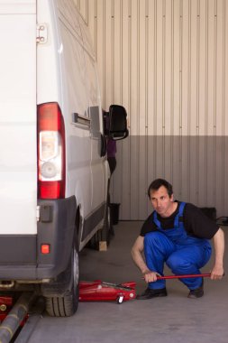 Makinist jackscrew Oto servisi kullanır.