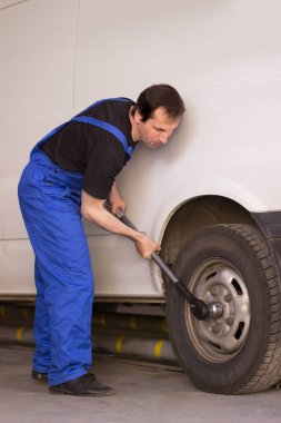 Mekanik Oto servisi arabada tekerlek değiştirir