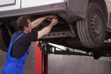 Otomatik hizmetinde çalışan ve bir araba tamir teknisyeni