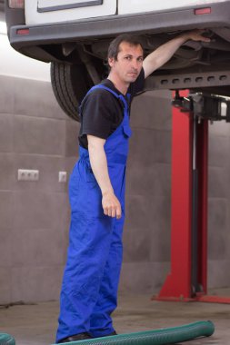 Otomatik hizmetinde çalışan ve bir araba tamir teknisyeni