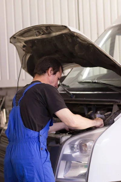 Otomatik hizmetinde çalışan ve bir araba tamir teknisyeni