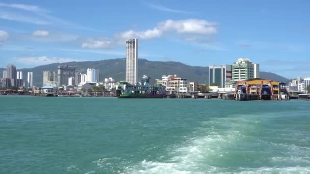 Una ola vista durante el ferry de Penang sale de la terminal . — Vídeo de stock