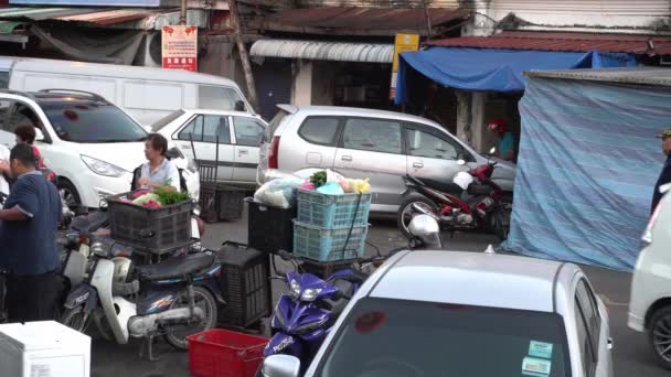 Traffico automobilistico occupato al mercato del mattino — Video Stock