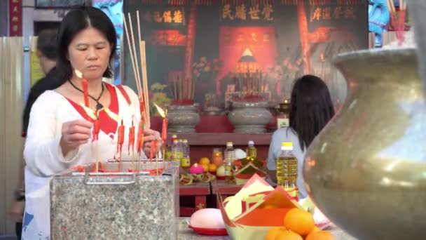 Devotatul chinez arde joss stick și lumânare — Videoclip de stoc