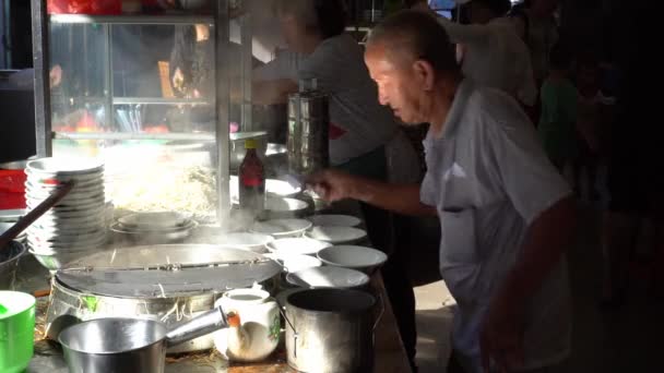 Un hombre ocupado preparar comida Wan Tan Mee — Vídeos de Stock