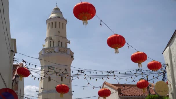 Lantern zdobené na ulici poblíž mešity Acheh. Harmonie v rozmanitosti Malajsie. — Stock video