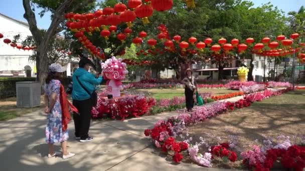 Chinese tourist take photo at Armeniani Park — Stock Video