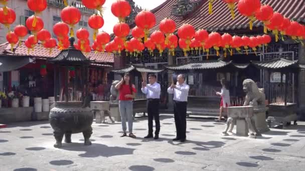 Kinesiska anhängare ber framför templet. — Stockvideo