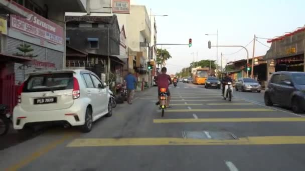 驾驶跟随本地单车 — 图库视频影像