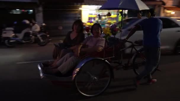 Trishaw conductor tire hacia atrás el vehículo — Vídeos de Stock