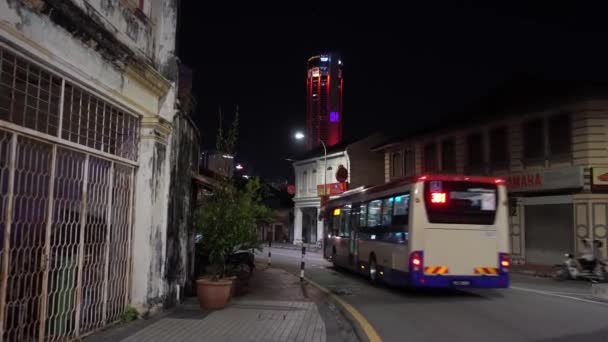 Szybki ruch autobusu Penang na ulicy. — Wideo stockowe