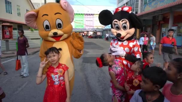 Malajiska, kinesiska och malajiska barn tar foto. — Stockvideo