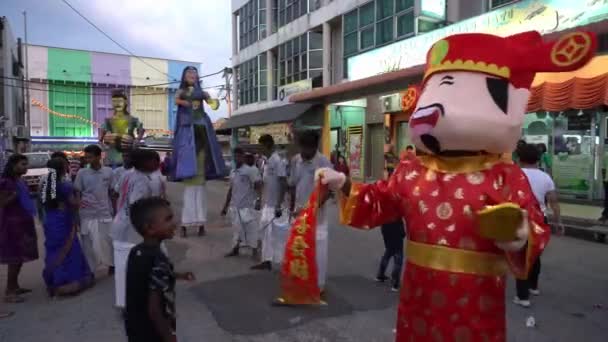 Китайский бог процветания и индиец выступают — стоковое видео