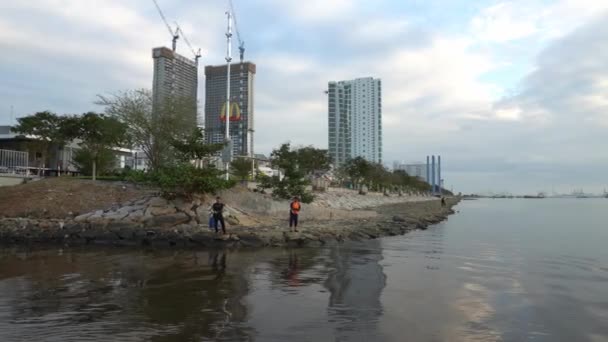 Pescadores pescando en el río — Vídeos de Stock