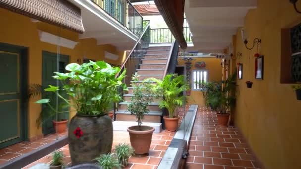 Gyönyörű design a lépcsőház és a belső tervezés — Stock videók