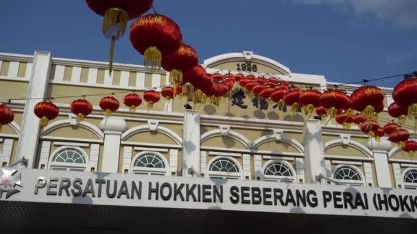 Antiguo edificio de Persatuan Hokkien Seberang Perai decorado con linterna roja — Vídeo de stock