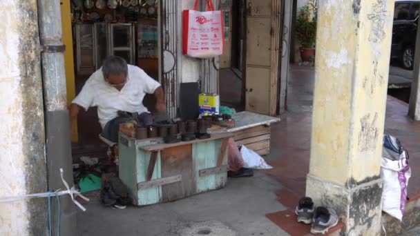 제도공 이상점 앞에서 신을 수리하는 모습. — 비디오