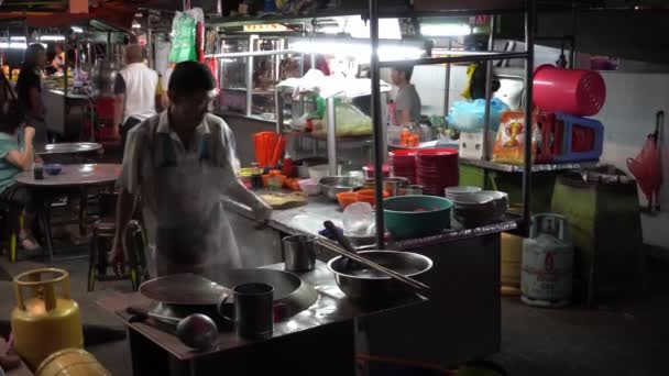 Wan Tan Mee Hawker připravit lahodné jídlo v noci. — Stock video