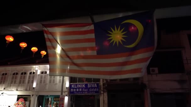 Maleisië vlag waxen. Achtergrond is oude winkel huis. — Stockvideo