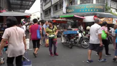 Kargalar Çin 'in yeni yıl hazırlıkları için sabah pazarına giderler.