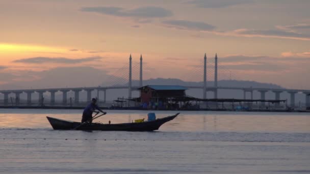 Bateau à rames de pêcheurs en mer. Contexte est Penang Bridge. — Video