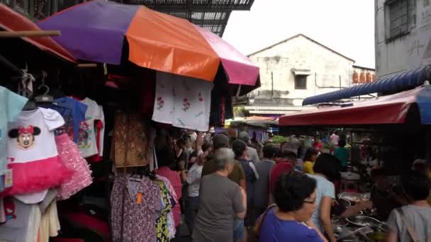 Publiek gaan winkelen in de ochtend openlucht markt — Stockvideo