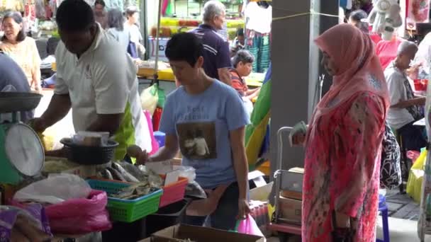Los malasios compran en el mercado matutino . — Vídeos de Stock