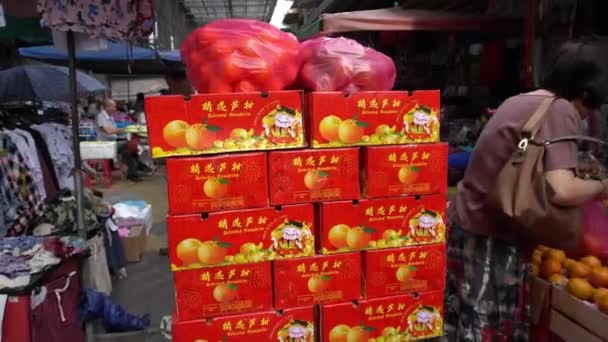 La naranja mandarina se transfiere al cliente durante el año nuevo chino . — Vídeos de Stock