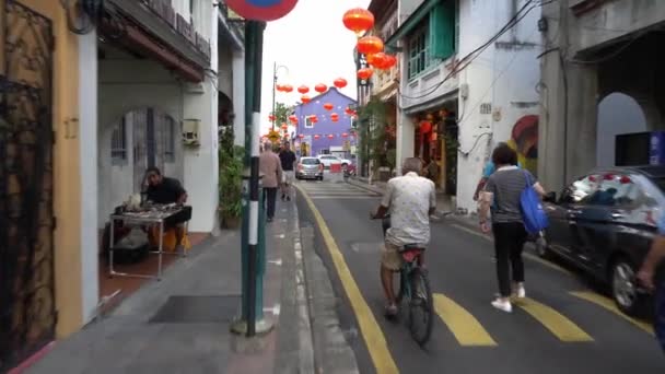 길에서 자전거타는 거. 거리를 걷는 관광객. — 비디오