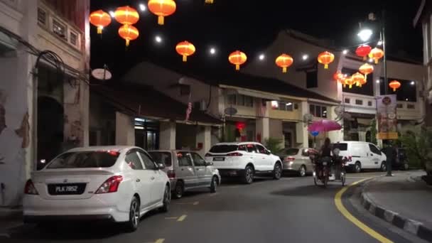 Scène nocturne à Armenian Street trishaw transporter un passager. — Video