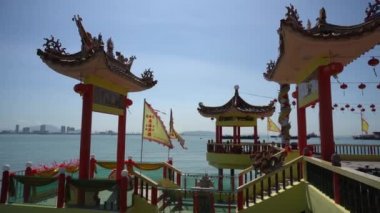 Yüzen tapınağın mimarisi Hean Boo Thean.