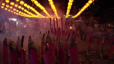 Renkli fener Merhamet Tanrıçası tapınağında süslenmiştir..