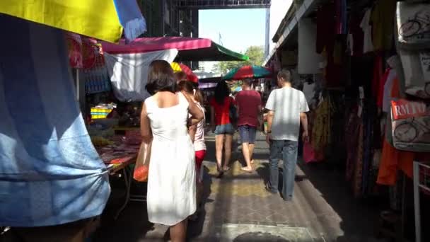 Yerel halk günlük ihtiyaçlarını sabah pazarından karşılıyor. — Stok video