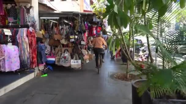 Helyi kerékpár a bolt előtt a Penang Roadon. — Stock videók