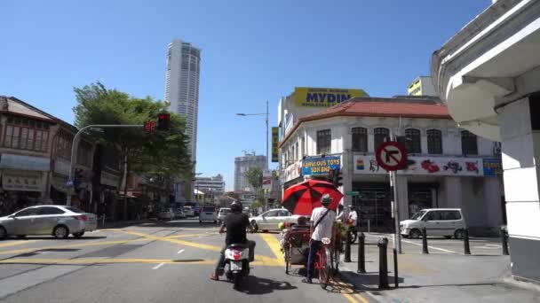 Tradiční trishaw na Penang Road čekat na semaforu přejít silnici. — Stock video