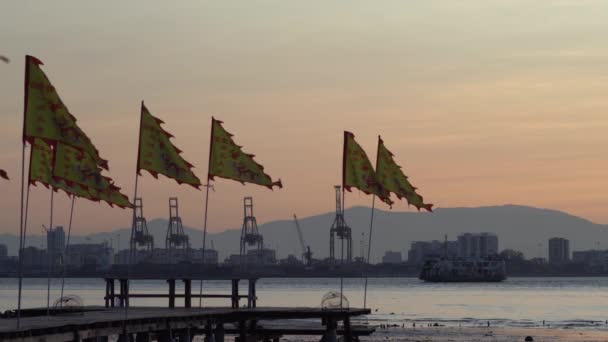 Ferry move-se no mar. Bandeira do templo chinês acenando — Vídeo de Stock