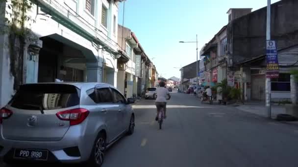 Gimbal folgt Radler auf alte Straße. — Stockvideo