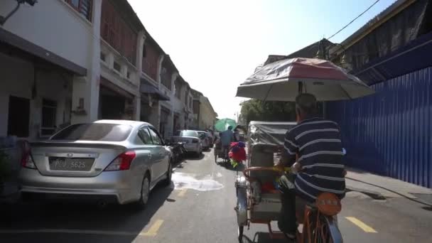 Drive pass trishaw řidič přepravovat cestující na ulici. — Stock video