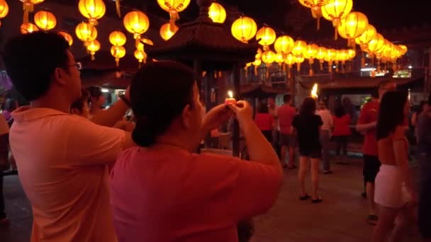 Les gens prient avec une bougie au temple pendant le Nouvel An chinois. — Video