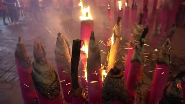 Czerwony smok kadzidło kij jest palony dla ofiar. — Wideo stockowe
