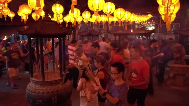 Çinliler tapınakta dua edip iyi şanslar diliyor.. — Stok video