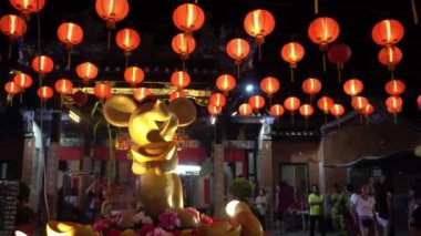 Yılan tapınağında fare heykeli ve kırmızı fener..