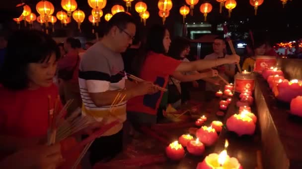 Chinesen feiern Neujahr mit Gebet im Tempel. — Stockvideo