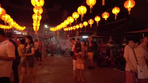 Family visit to temple and pray to deities. — Stock Video