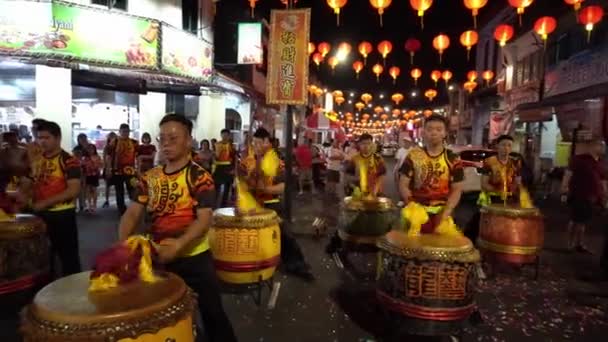 24 сезонні барабани виступають на вулиці під час святкування місячного нового року.. — стокове відео