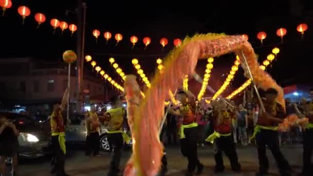 Drago danza eseguire in strada con sfondo os lanterna cinese. — Video Stock